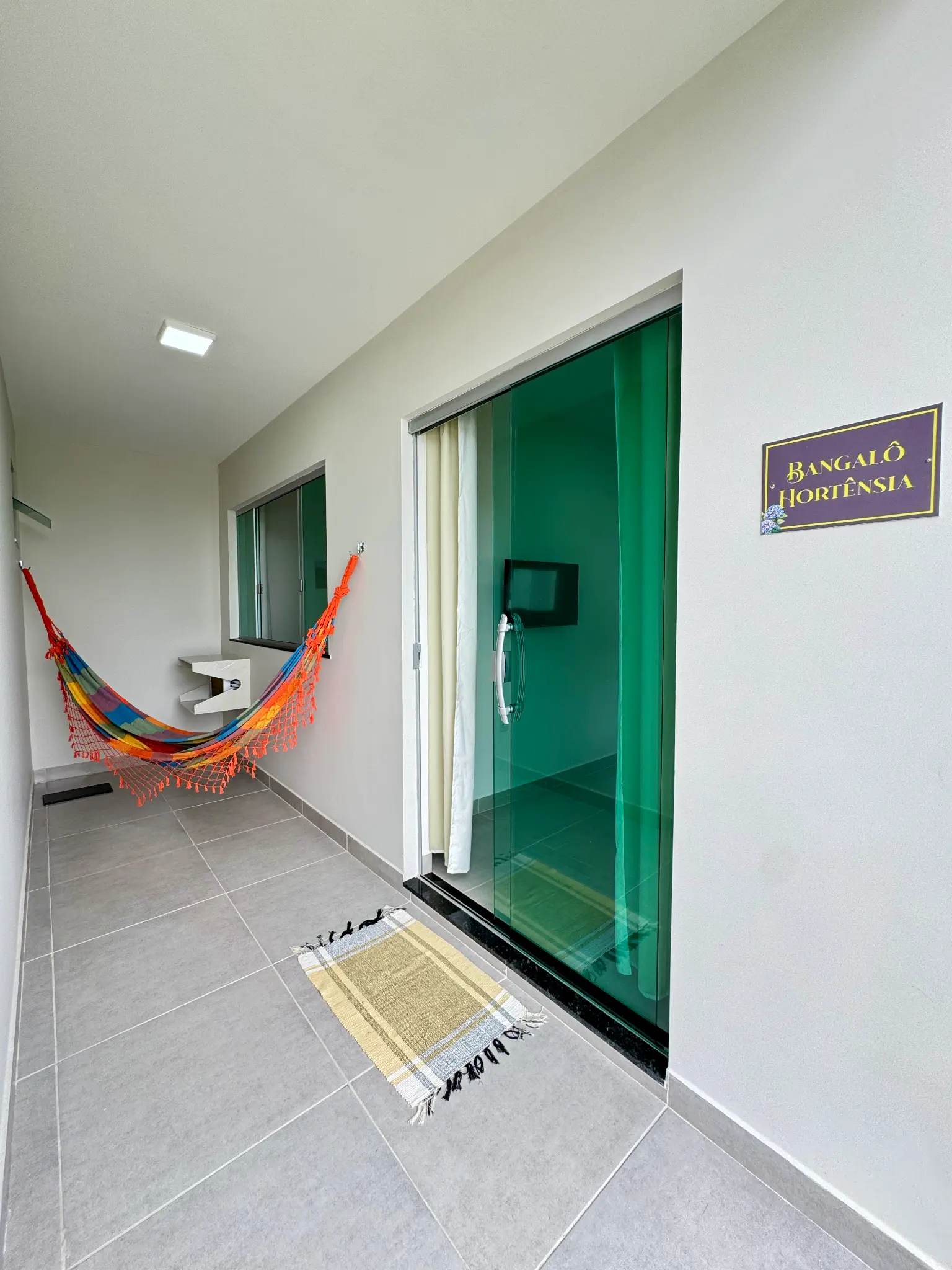 Varanda com rede colorida